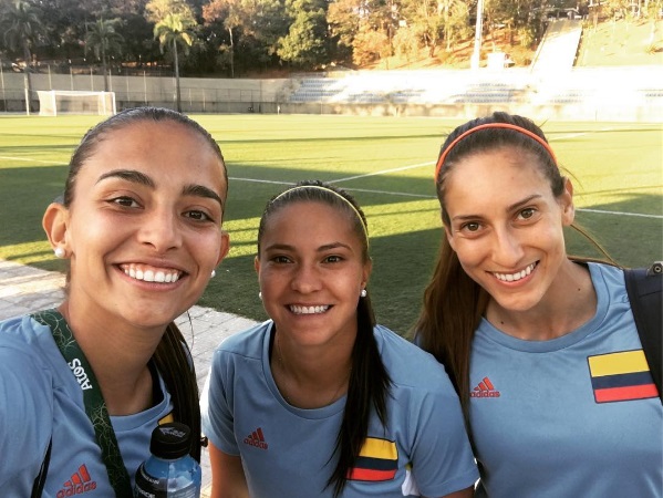 Isa (left) with Colombia teammates Tatiana Ariza (centre) and Melissa Ortiz (right).